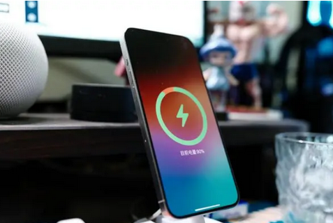 谢岗镇苹果15换屏服务分享用什么充电器给iPhone15充电更好 